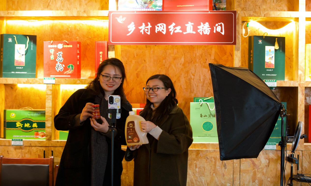 配图版:黄冈师院支农摄影队用镜头助力乡村振兴(1).docx