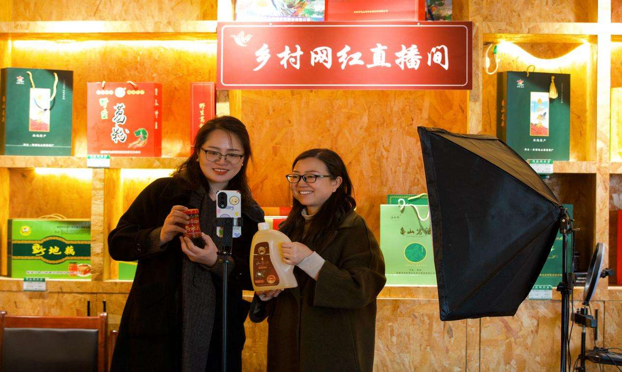 插图5:教村民直播带货